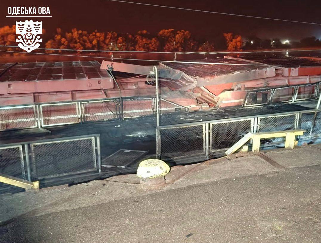 Росіяни масовано атакували енергетичну та портову інфраструктуру Одещини: ушкоджені кілька суден